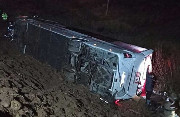 Sivas’ta yolcu otobüs devrildi: 18 yaralı