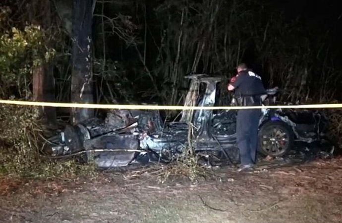 Sürücüsüz Tesla alev aldı: İki kişi yanarak öldü