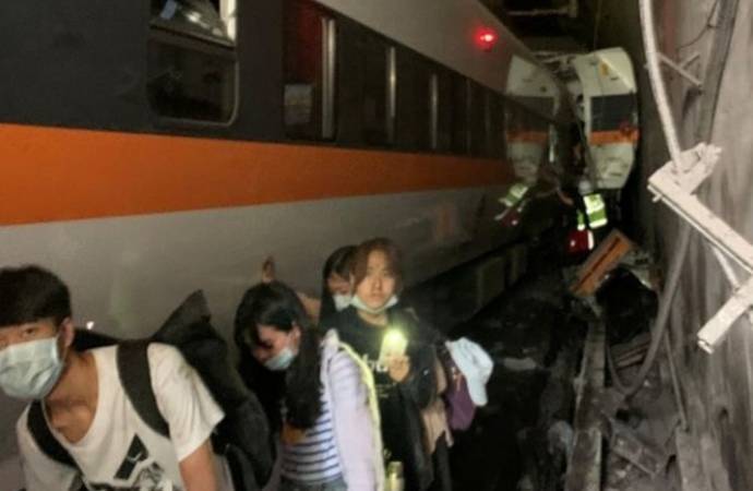 Tayvan’da tren faciası: En az 34 kişi öldü