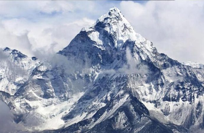 Dünyanın en yüksek dağına tırmanmak isteyen 2 dağcı hayatını kaybetti
