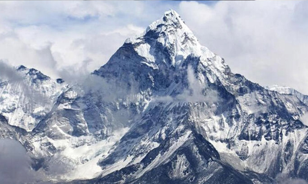 Dünyanın en yüksek dağına tırmanmak isteyen 2 dağcı hayatını kaybetti
