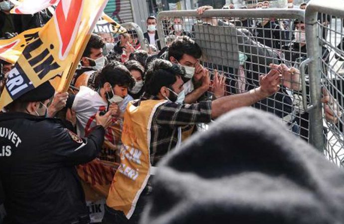 İstanbul’da 1 Mayıs: Taksim’e yürümek isteyenlere polis müdahalesi