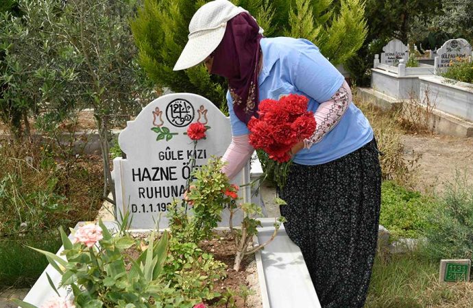 Bu dünyadan göçüp gitmiş annelerin mezarlarına Büyükşehir’den çiçek
