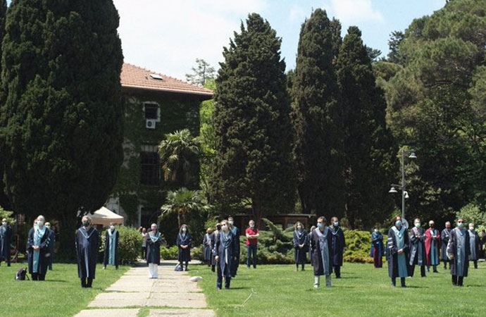 Boğaziçi Üniversitesi öğretim üyeleri, tam kapanmanın ardından tekrar rektörlük önünde