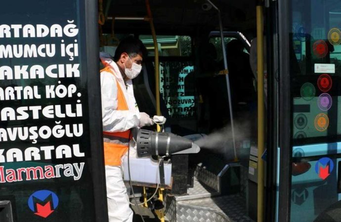 Kartal Belediyesi temizlik hizmetlerine ‘tam kapanma’da hız kesmeden devam ediyor