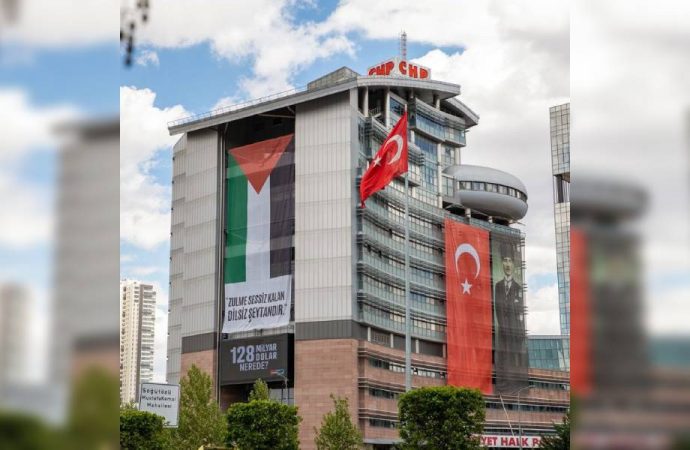 CHP Genel Merkezi binasına Filistin bayrağı asıldı