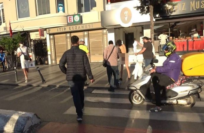 Taksim’de soyunan kadına polisler müdahale etti