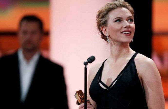 Scarlett Johansson’dan Altın Küre’den çekilme çağrısı