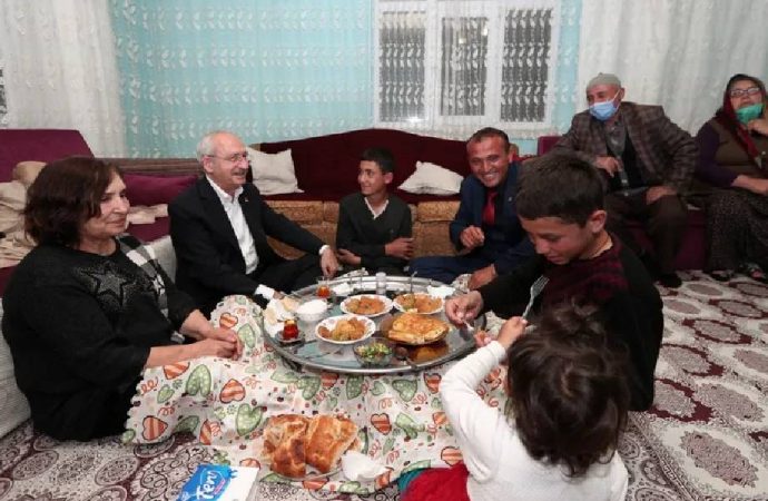 Kılıçdaroğlu, linç girişiminde kendisine evini açan aile ile iftar yaptı