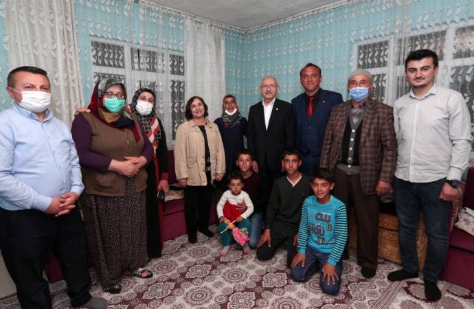 Kılıçdaroğlu linç girişiminde kendisine evlerini açan aile ile iftar yaptı