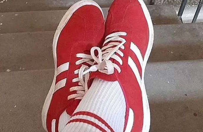 Belarus’ta kırmızı beyaz ayakkabı ve çorap giyen kadına para cezası