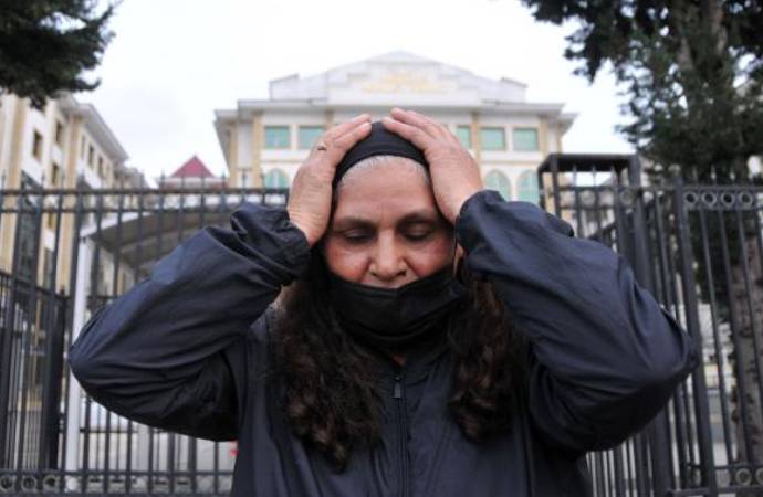 Duygu Çelikten’in annesi mahkeme heyetinin önünde diz çöktü: Adaletinize sığınıyorum