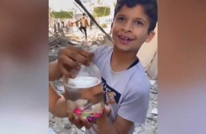 Enkaz altından balıklarını kurtaran Filistinli çocukların sevinci kamerada