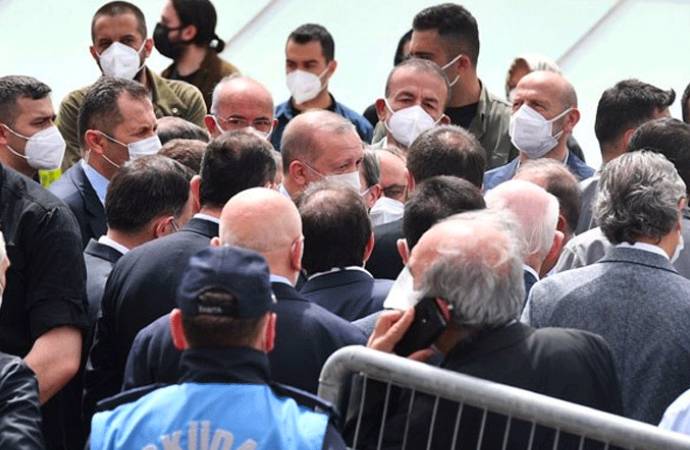 Erdoğan ‘tam kapanmaya’ rağmen kalabalık bir grupla cenazeye katıldı