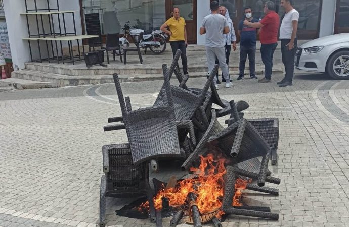 Antalya’da esnaf sandalye yaktı!