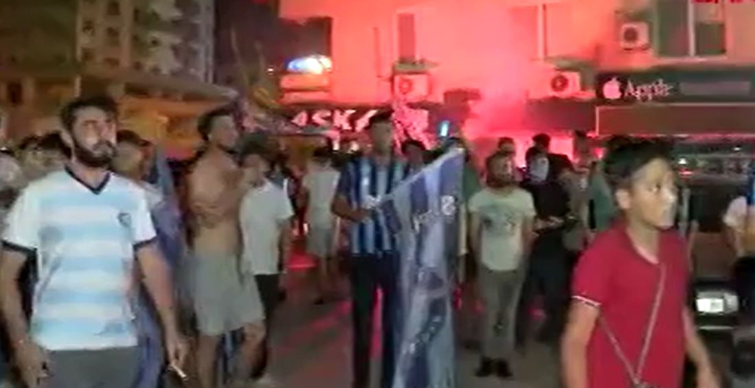 Maske ve mesafe yok! Adana Demirspor taraftarı sokaklara döküldü