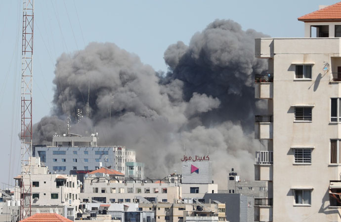 İsrail, Gazze’de uluslararası televizyonların bulunduğu binayı bombaladı