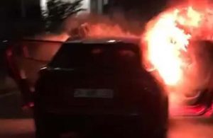 İsrail’i protesto için başkonsolosluk önünde aracını yaktı