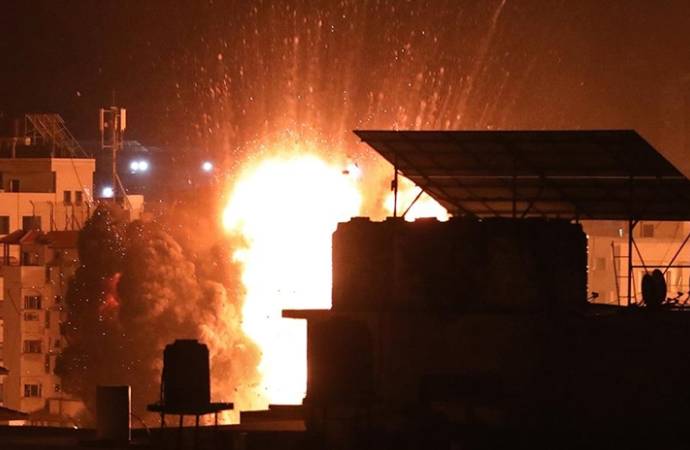 İsrail, Gazze şeridinin altyapısını vurdu