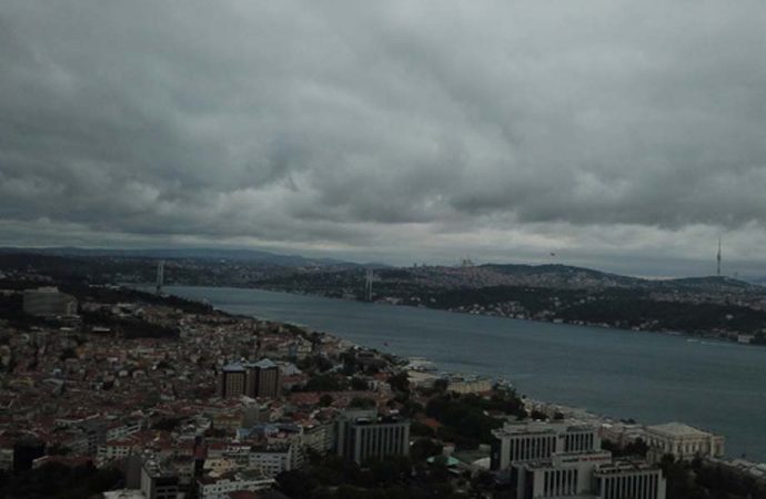 İstanbul karardı, Meteoroloji uyardı