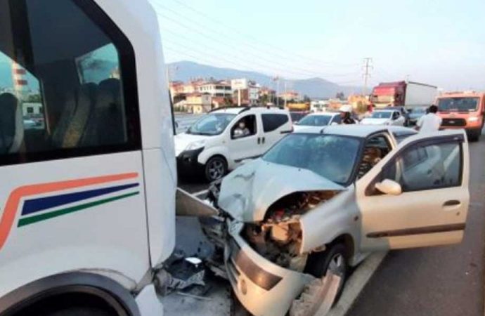 Muğla’da otomobil ile minibüs çarpıştı: 7 yaralı