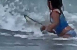 Küçük çocuk köpek balığı saldırısından saniyelerle kurtuldu