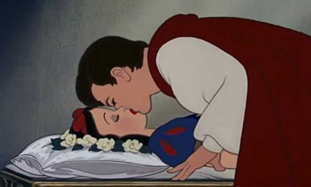 Şimdi de masallar tartışma konusu oldu: Prensin, Pamuk Prensesi uyurken öptüğü sahne için ‘cinsel saldırı’ eleştirisi