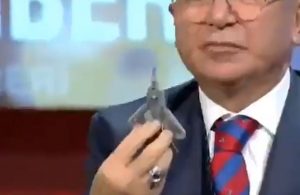 Erdoğan’ın danışmanı oyuncakla muharebe uçağı tanıttı