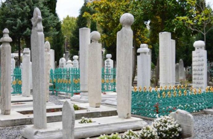 “Tarihi camilerin hazireleri AKP’lilerin aile mezarlığına çevrildi”