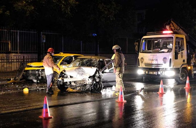 Şişli’de virajı alamayan otomobil taksi ile çarpıştı! 5 kişi yaralandı