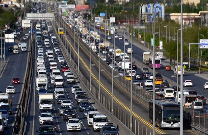 İstanbul’da kısıtlama öncesi trafik yoğunluğu yüzde 69’a çıktı
