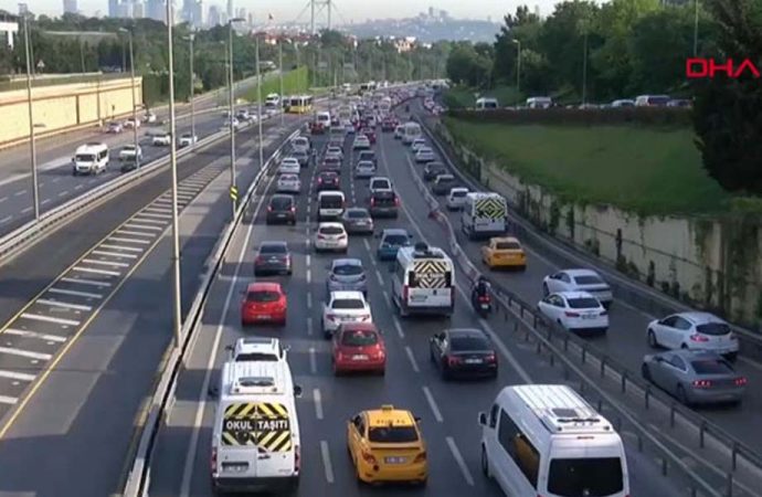 İstanbul’da kısıtlamanın ardından trafik yoğunluğu