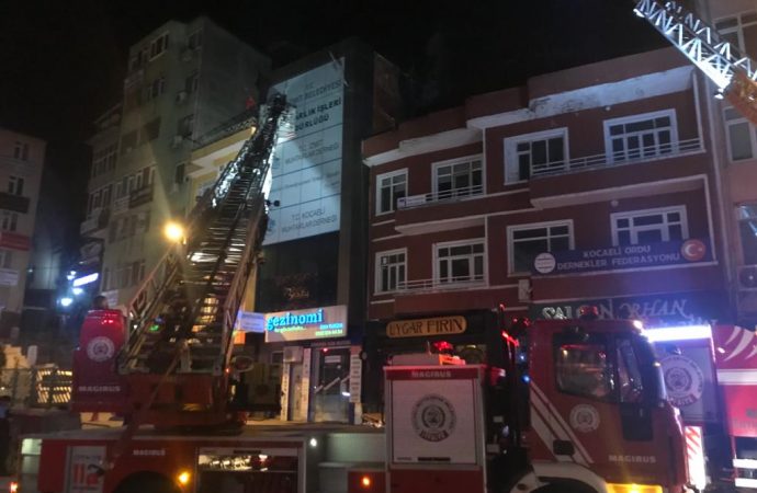 İzmit’te iki binanın çatısı alev alev yandı