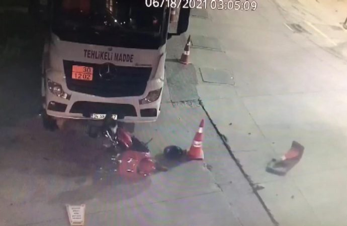 Virajı alamayan motosiklet, akaryakıt tankerinin altına girdi: 1 yaralı