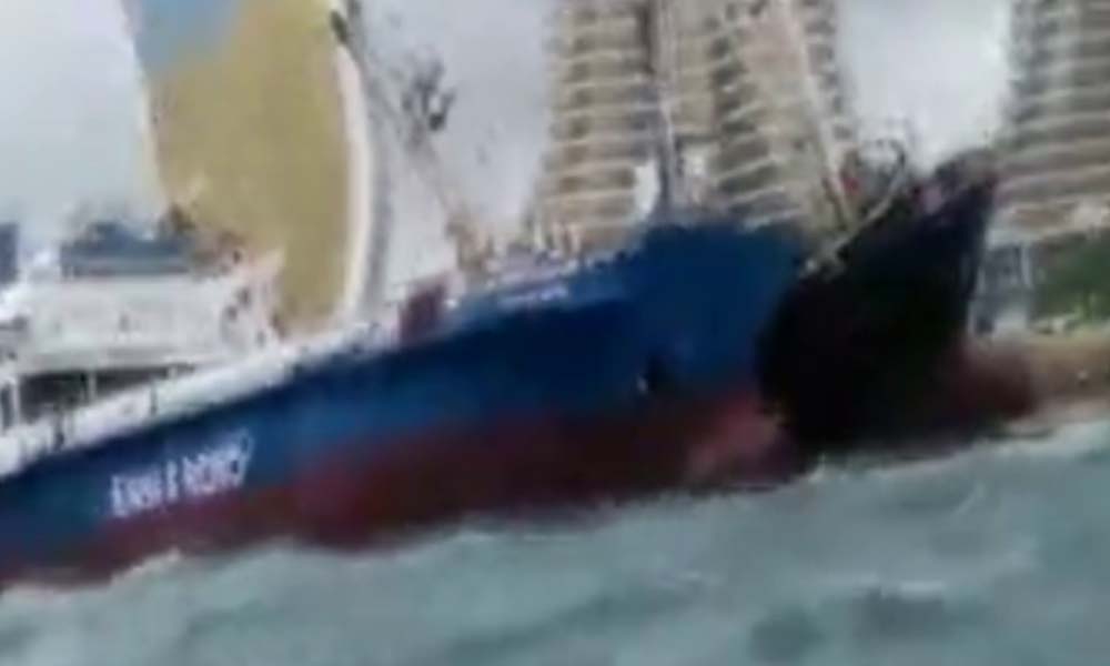 Kartal’da sürüklenen gemi kıyıdaki gemiye çarparak durdu