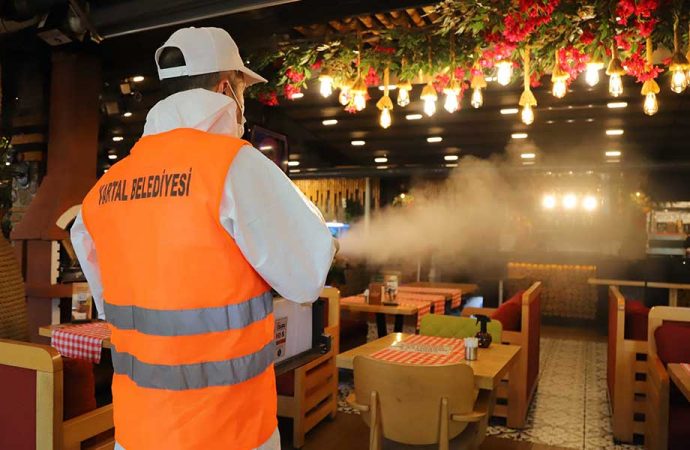 Kartal Belediyesi tarafından kafe ve restoranlar dezenfekte ediliyor