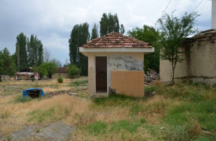 Denizli’de bir köy tuvaleti hazineye devrolduktan sonra satıldı!