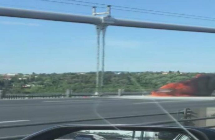 Fatih Sultan Mehmet Köprüsü’nde otomobil yanıyor! Trafik durma noktasına geldi