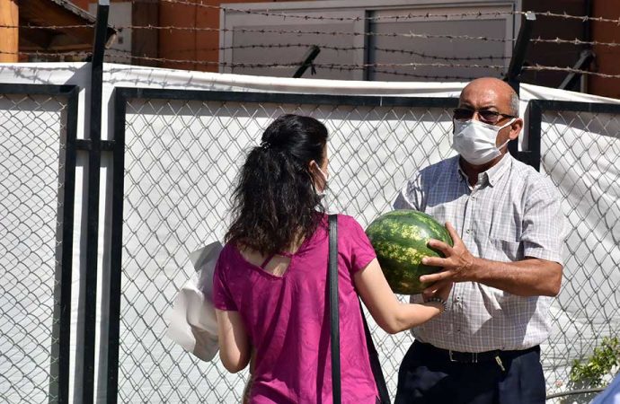 Tarsus Belediyesi 15 ton karpuzu halka ücretsiz dağıttı