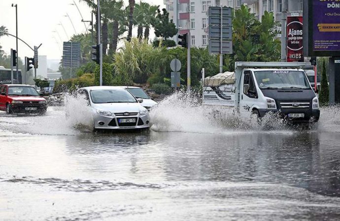 Adana’da şiddetli yağış yaşamı olumsuz etkiledi