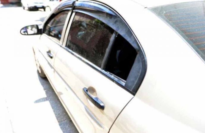 Otomobilde mahsur kalan minik Abdülkadir, kelebek camı kırılarak kurtarıldı