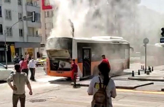 Gaziantep’te hareket halindeki otobüs yandı
