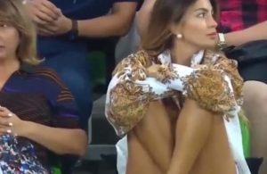 Arap spiker maçı anlatmayı bıraktı kadın seyirciye serenat yaptı