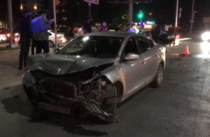 Ehliyetsiz sürücü kırmızı ışık ihlali yaptı: 2 yaralı