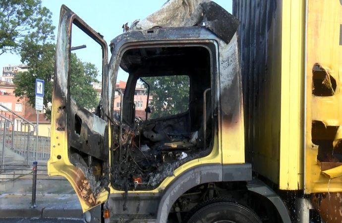 Fatih’te nakliyat kamyonu yandı