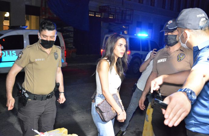 Tanınmış oyuncunun eski sevgilisi 7’si polis 12 kişiyi bıçakla yaraladı