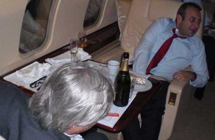 Egemen Bağış’ın uçakta içtiği şampanyanın dudak uçuklatan fiyatı