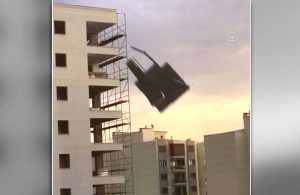 Şiddetli fırtına evlerin çatısını uçurdu
