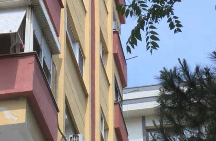 Kadıköy’de 8’inci kattan düşen yaşlı kadın hayatını kaybetti