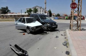 Karaman’da hafif ticari araç ile otomobil çarpıştı: 2 yaralı